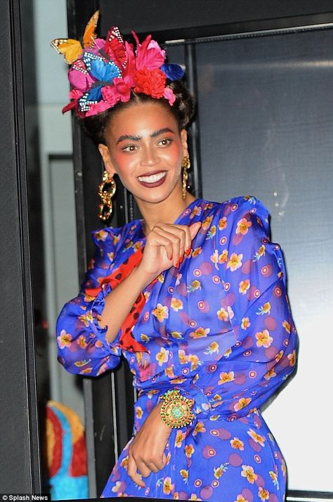 Beyonce: Frida Kahlo http://dailym.ai/1wSeJiH #Halloween Celebrity Fancy Dress Costumes, Celebrity Fancy Dress, Beyonce Dress, Best Celebrity Halloween Costumes, Halloween Parade, Celebrity Halloween Costumes, Halloween 2014, Classy Girl, Halloween Looks