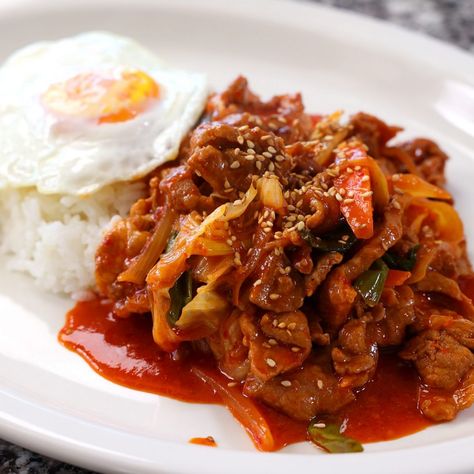 Spicy pork and vegetables over rice (Jeyuk-deopbap: 제육덮밥) recipe - Maangchi.com Maangchi Recipes, Asian Pork Recipes, Asian Pork, Kimchi Recipe, Quick Dishes, Beef Salad, Spicy Pork, Korean Dishes, Rice Bowl