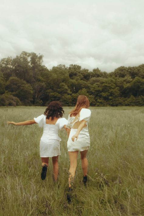 Best Friend Pictures In A Field, Best Friend Professional Pictures, Field Fall Photoshoot, Best Friend Photoshoot Flower Field, Duo Photoshoot Ideas Outdoor, Sister Pics Ideas, Field Photoshoot Poses Friends, Friend Photoshoot Outfit Ideas, Best Friends Photoshoot Aesthetic