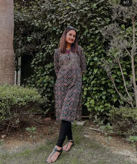 Long Kurti Photo Poses, Photo Pose In Kurta Women, Photography Poses With Kurti, Kurta Poses Women Outdoor, Poses In Long Kurti, Kurthi Photo Poses Outdoor, Long Kurti Pose, Tredisnal Dress Photo Pose, Photography Poses In Kurti At Home