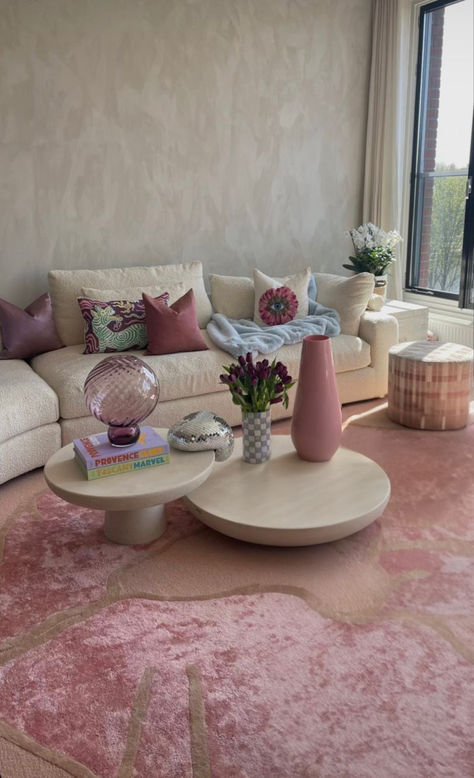 Women Apartment, Pink Sofa Living Room, Feminine Apartment, Feminine Home Decor, Living Room Pink, Feminine Home, Pink Living Room Decor, Interior Themes, Apartment Vibes