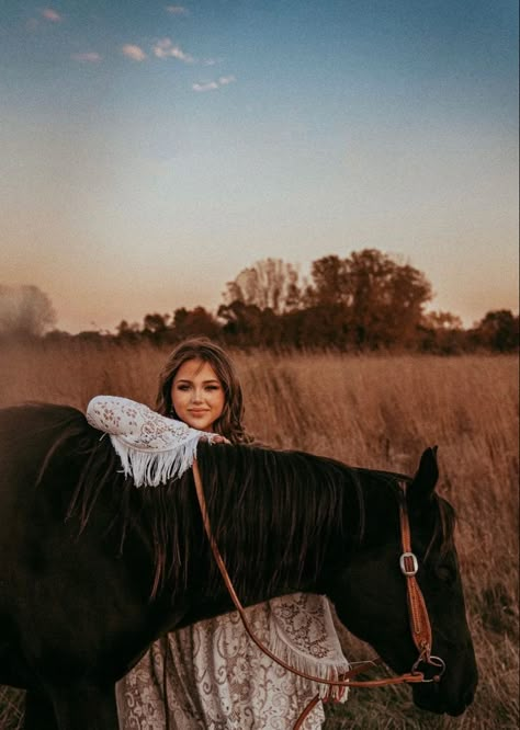 Western Outfit Senior Pictures, Horse Birthday Photoshoot Ideas, Poses For Horse Pictures, Portrait With Horse, Photoshoot With Horses, Picture With Horse, Horse Senior Photos, Pictures With Your Horse, Horses Photoshoot