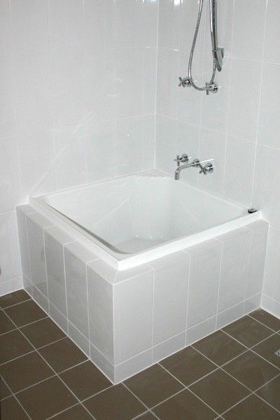 Small Bathtubs Ideas, Tiny Bath Tub, Tiny House Bathtub Ideas, Bathtub Small Space, Small Space Bathtub, Japanese Soaker Tub Shower Combo, Short Deep Tub, Small Bathtub Shower Combo Tiny House, Tiny Bathtub