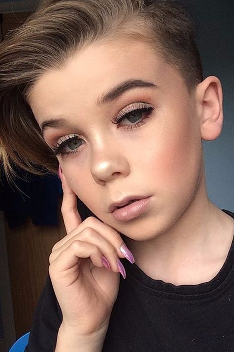 This 10-Year-Old Boy Is the Next Manny MUA and We’re Obsessed Boys Wearing Makeup, Manny Mua, Old Makeup, Spring Makeup, Beauty Tutorials, Sports Humor, Vintage Guitars, Beauty Industry, Beauty Videos