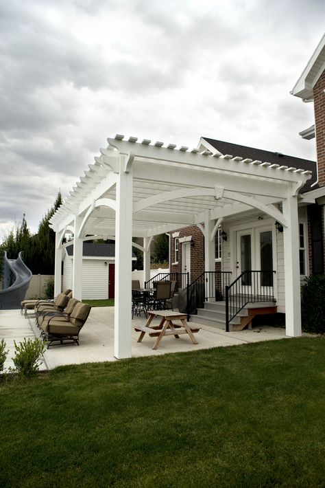 For swimming pool lovers, shade lets you play outside longer.  This Highland homeowner opted for 10×10 posts. Western Timber Frame is most famous for its massive oversized posts. Poolside Pergola, Ombra Pergola, Design Per Patio, Deck Canopy, White Pergola, Timber Pergola, Cheap Pergola, Patio Pergola, Building A Pergola