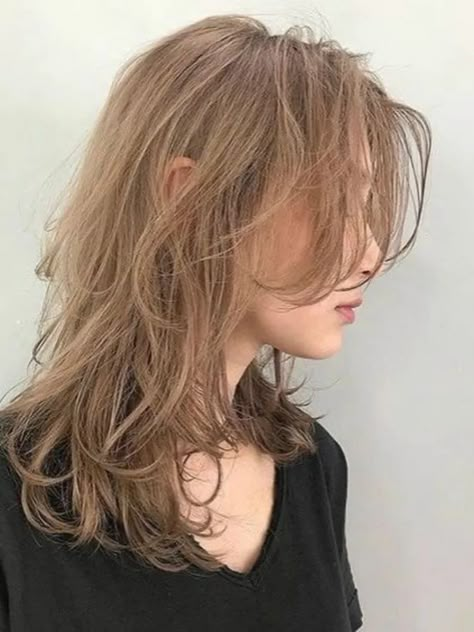 Androgynous Hair, Dirty Blonde Hair, Shot Hair Styles, Haircuts For Medium Hair, Haircuts Straight Hair, Hair Dye Colors, Cut My Hair, Hair Inspo Color, Grunge Hair