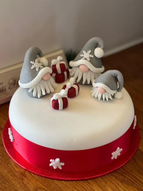 Easy Christmas Cake Decorations, Christmas Cake Icing Ideas, Christmas Cake Decor Ideas, Fondant Christmas Decorations, Christmas Theme Cake Ideas, Gonk Birthday Cakes, Easy Xmas Cake Decorating Ideas, Xmas Cake Ideas, Gonk Christmas Cake