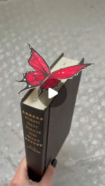 ☆ kenzie ☆ on Instagram: "obsessed with making these ◦♡°⋆🔖 °∴⋆◦ 
#diyinspo #papercraftideas #cutediy #pinterestdiy" Bookmark Craft Ideas, Book Mark Making Ideas, Aesthetic Book Mark Ideas, How Do You Make A Butterfly Bookmark, Book Mark Ideas Creative, Butterfly Book Marks Diy, Book Page Butterflies Diy, How To Make A Book, Vintage Bujo