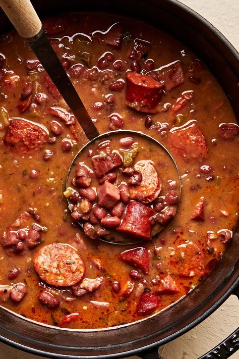 Classic Cajun red beans and rice with sausage and ham is a wonderful way to bring some New Orleans flavor to your dinner table. Sausage And Red Beans, Read Beans And Rice, Cajun Beans And Sausage, Crockpot Red Beans And Rice With Sausage, Red Beans And Rice Recipe Cajun, Spicy Dinner Ideas, Kielbasa And Beans, Bean Stew Recipes, Cajun Beans