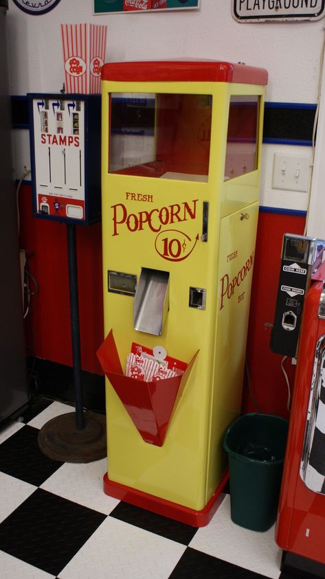 vintage popcorn vending machine - Google Search Vintage Vending Machine, Home Theater Concession, Vintage Popcorn Machine, Vendor Machine, Coin Op Machine, Popcorn Stand, Vintage Popcorn, Diy Popcorn, Gumball Machines