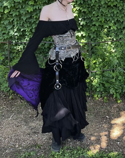 Zootzu black top (small) two black Zootzu skirts (s/m) layered together Dark Ren Faire Costume, Midevil Outfit Ideas, Ren Faire Garb, Dark Ren Faire Outfit, Black Ren Faire Outfit, Witch Ren Faire, Wench Outfit, Witchy Attire, Tavern Wench