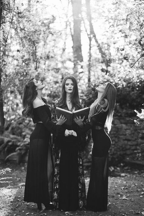 Halloween Shot Ideas, Photoshoot Room, Scary Photography, Witch Photos, Gothic Photography, Witch Pictures, Witch Coven, Halloween Photography, Sisters Photoshoot