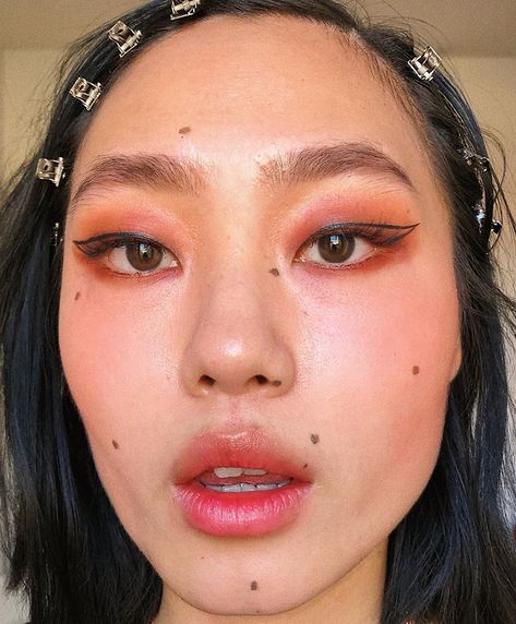 Kicki Yang Zhang 张旸 on Instagram: “a look I wear very often cuz I think graphic liner is xtra cute on monolids!!!” Graphic Eyeliner, Graphic Liner, Make Up Inspo, Asian Eyes, Urban Looks, Blue Eye Makeup, Beauty Basics, Makeup Eyeliner, Summer Makeup