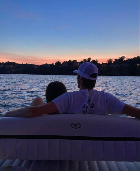 Couple Boat, Lake Romance Aesthetic, Lake Date Aesthetic, Fishing With Boyfriend, Couples Boat Pictures, Pontoon Aesthetic, Fishing Couple Aesthetic, Boat With Boyfriend, Boat Date