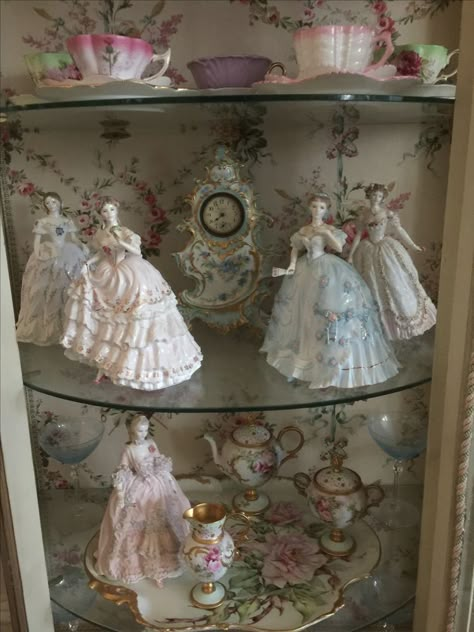 Pink Antique Aesthetic, Aesthetic Tea Set, Coquette House, Era Victoria, Decoration Shabby, Living In London, Porcelain Tea Set, Chique Outfits, Dreamy Room