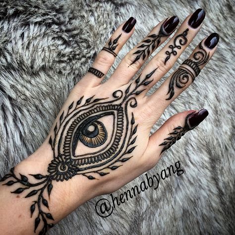 One of my favorite designs with the eye! Eye Henna, Unique Henna, Henna Style Tattoos, Jagua Henna, Henna Designs Wrist, Pretty Henna, Henna Inspired Tattoos, Cute Henna, Henna Designs For Kids