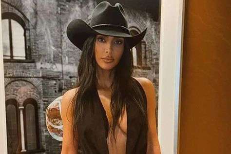 Kim Kardashian Wears Cowboy Hat and Flared Pants in Western-Themed Look for 2024 Super Bowl Kardashian Style Casual, Brown Flare Pants, Leather Bralette, Black Cowboy Hat, Brown Flares, Cowgirl Style Outfits, Leather Pants Outfit, White Crop Top Tank, Trendy Fits