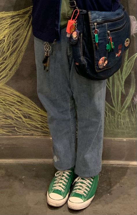 Messenger Bag Aesthetic Men, Converse Messenger Bag, Messenger Bag Outfit Aesthetic, Messenger Bag Men Outfit, Side Bag Aesthetic, Lightwash Jean Outfits, Aesthetic Badges, Messenger Bag Outfit, Jean Messenger Bag