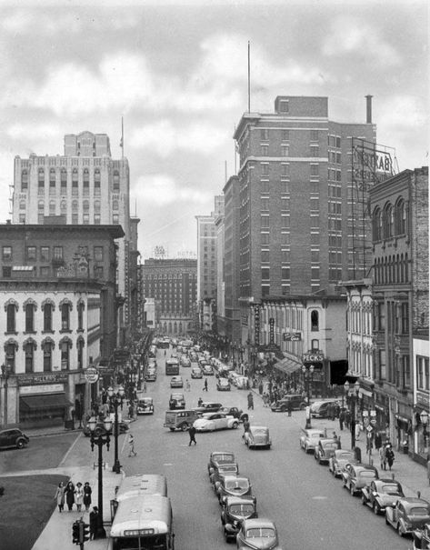 Historical photos show evolution of Monroe Center in downtown Grand Rapids - mlive.com East Grand Rapids, List Of Cities, Michigan History, Pedestrian Walkway, Michigan City, Grand Rapids Michigan, Grand Rapids Mi, Pure Michigan, Oldies But Goodies