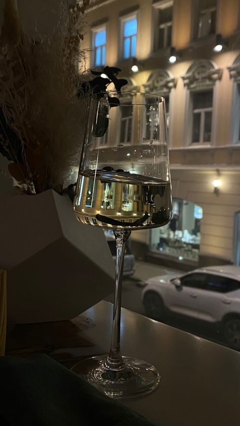 Wine Asethic, Drink Aesthetic Alcoholic, Wine Glass Aesthetic, Dinner Date Aesthetic, Glass Aesthetic, Rich Girl Aesthetic, Fancy Drinks, Night Scenery, Dark Feminine Aesthetic