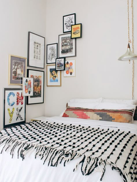 corner gallery wall ideas Corner Gallery Wall, Bohemian Bedrooms, Bedroom Decor Bohemian, Bohemian Apartment, Cute Dorm Rooms, Beautiful Room, Bohemian Bedroom Decor, Bohemian Bedroom, Modern Bed