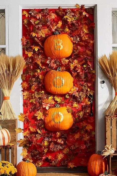 Diy Halloween Outdoor Decorations, Pumpkin Decoration Ideas, Diy Halloween Outdoor, Halloween Door Decorations Classroom, Potted Mums, Corn Husks, Halloween Diy Outdoor, Easy Diy Halloween Decorations, Door Decorating Contest