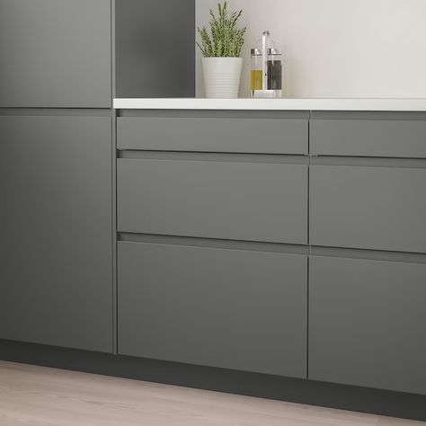 Gray Modern Kitchen Design, Grey Ikea Kitchen Cabinets, Gray Modern Kitchen Cabinets, Voxtorp Ikea, Ikea Voxtorp, Dapur Ikea, Серая Кухня, Grey Drawers, Kitchen Cupboard Doors