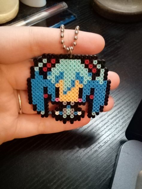 Hatsune Miku Perler Beads, Arcane Perler Beads, Miku Perler Beads, Perler Bead Keychain Ideas, Miku Perler, Hama Beads Anime, Hello Kitty Perler Beads, Perler Keychain, Perler Bead Keychain