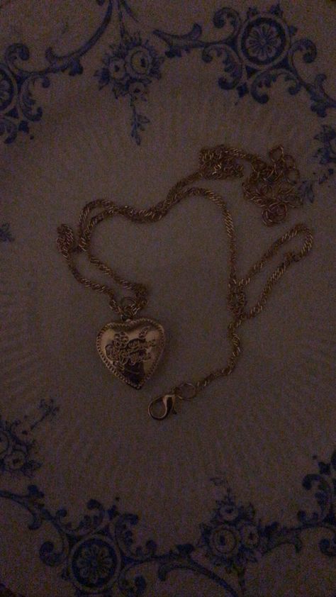 Locket Aesthetic Vintage, Vintage Locket Necklace Aesthetic, Golden Locket Aesthetic, Victorian Locket Necklace, Vintage Locket Necklace Victorian, Old Locket Aesthetic, Things To Put In A Locket, Soft Dark Feminine Aesthetic, Vintage Locket Aesthetic