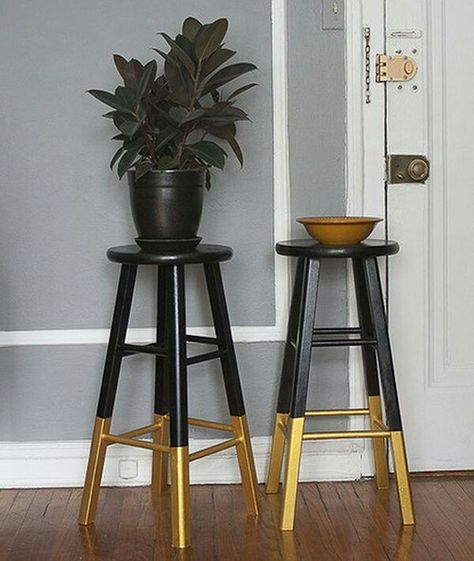 Dipped Furniture, Cheap Bar Stools, Diy Bar Stools, Gold Bar Stools, Painted Stools, Kursi Bar, Diy Bar, Redo Furniture, Design Case