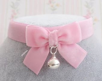 Kawaii Choker, Funky Accessories, Barbie Vibes, Headpiece Accessories, Velvet Choker Necklaces, Day Collar, Pink Stuff, Play Day, Kawaii Jewelry