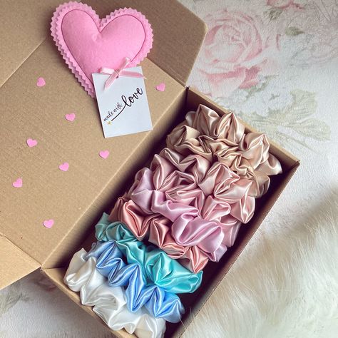 Hair Accessories Diy Headband, Female Boss, Business Vision, Diy Hair Scrunchies, Diy Hair Accessories Ribbon, Hair Tie Accessories, Scrunchies Diy, Packaging Ideas Business, Small Business Packaging Ideas