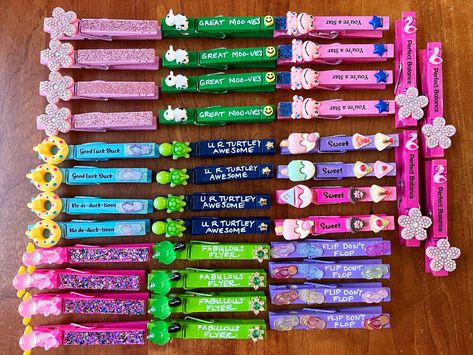 Cheer Pins Sayings, Cheer Clip Ideas, Cheer Pins Diy, Cheer Pin Ideas, Cheer Pegs, Cheer Clothespins Ideas, Cheer Clips, Cheer Clothespins, Peewee Cheer