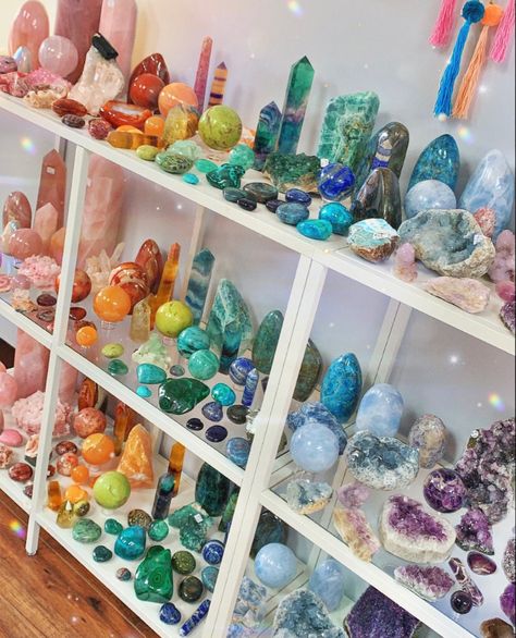 Crystal Chips Display Ideas, Small Metaphysical Shop Ideas, Organizing Crystals Storage Ideas, Crystal Store Display Ideas, Crystal Shop Ideas, Crystal Shop Display Ideas, Crystal Shop Display, Crystal Organization Display, Crystal Collection Aesthetic