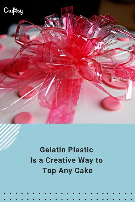 If you’re into creative cake decorating, meet your next make: gelatin plastic. Once hardened and dry, gelatin plastic maintains a beautiful shape and translucent consistency, which mimics rock candy or even stained glass. It’s a simple way to create an avant-garde look to your sweets, especially if you twist it into spirals or a bow. Gelatin Cake, How To Make Gelatin, Gelatin Bubbles, Gourmet Candy Apples, Learn Cake Decorating, Desserts With Few Ingredients, Gourmet Candy, Edible Cake Decorations, Creative Cake Decorating