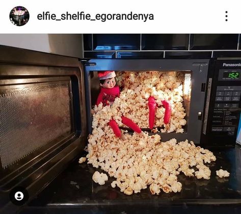 Elf On The Shelf Aesthetic, Elf On The Shelf Popcorn, Elf Popcorn, Elf On The Shelf Easy, Christmas Robot, Diy Christmas Home Decor, Funny Elf On The Shelf, Paper Napkin Folding, Diy Christmas Decorations For Home