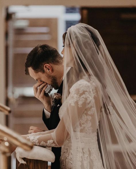 Anglican Wedding, Cozy Wedding Aesthetic, Catholic Couple, Catholic Wedding Photography, Traditional Catholic Wedding, Church Wedding Photos, Church Wedding Photography, Catholic Marriage, Dream Marriage