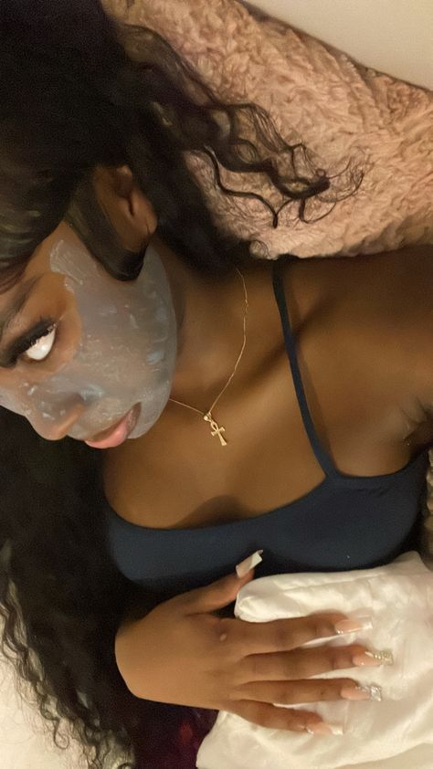 Pretty Dark Skin, Face Mask Aesthetic, Care Aesthetic, Pretty Skin Care, Pretty Skin, Body Care Routine, Body Skin Care Routine, Cute Poses For Pictures, Cute Poses