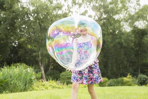 How To Blow Giant Bubbles That Won't Pop: Chemistry is the key to blowing a giant bubble that won't pop. Giant Board Games, Bubble Recipes, Frozen Bubbles, Bubble Recipe, How To Make Bubbles, Bubble Solution, Homemade Bubbles, Giant Bubbles, Bubble Party