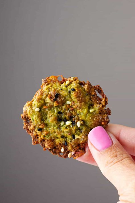 If you are looking for a healthy low carb and keto chip then you are going to love these baked avocado chips! This keto chip is perfect for dipping in your favorite dips! Avocado Chips Keto, Keto Cheese Chips, Avocado Uses, Avocado Chips, Avocado Food, Keto Crackers, Low Carb Chips, Easy Low Carb Snacks, Keto Dishes