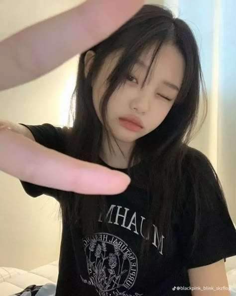 Pelo Ulzzang, Korean Photo, 사진 촬영 포즈, Cute Makeup Looks, Foto Poses, Korean Aesthetic, Cute Selfies Poses, Foto Ideas Instagram, Poses For Photos