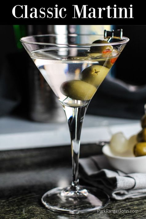 Martini Recipes Classic, Dry Martini Recipe, Martini Classic, Martini Recipes Easy, Dirty Martini Recipe, Martini Recipes Vodka, Classic Martini, Dry Martini, Classic Cocktail Recipes