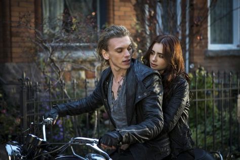 Still of Jamie Campbell Bower and Lily Collins in The Mortal Instruments: City of Bones Clary Und Jace, Clary Y Jace, To The Bone Movie, Immortal Instruments, City Of Ashes, Clary And Jace, Jace Wayland, Clary Fray, Jamie Campbell