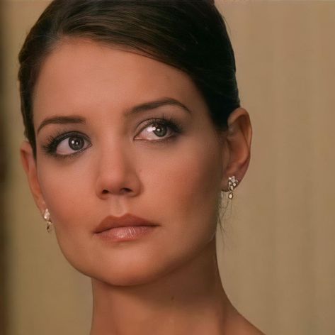 @katieholmes.team on Instagram: “@katieholmes212 in First Daughter movie 2004 😍👑 . . . #Katieholmes #firstdaughtermovie #firstdaughter #2000smovie #2000sfashion #00s…” Katie Holmes First Daughter, First Daughter Movie, Katie Holmes 90s, Joey Potter, Portraits Female, Suri Cruise, 90s Makeup, Jennifer Connelly, Long Black Hair