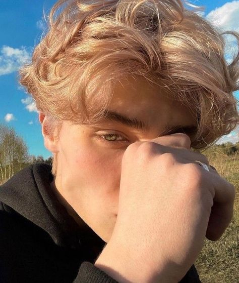 𝙭𝙖𝙣𝙙𝙚𝙧 𝙠𝙣𝙞𝙜𝙝𝙩┇𝙧𝙤𝙮𝙖𝙡 𝙚𝙡𝙞𝙩𝙚 𝙨𝙚𝙧𝙞𝙚𝙨 Men Blonde Hair, Blonde Hair Boy, Draco Malfoy Aesthetic, Inheritance Games, Aaron Warner, Shatter Me Series, Adrien Agreste, Blonde Boys, Blonde Guys