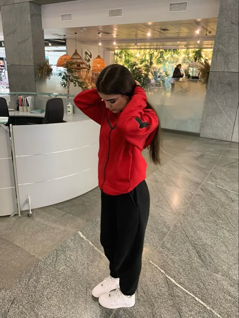 Nike Tech Girl Outfit, Red Zip Up Outfit, Nike Tech Girl, Nike Sweatshirt Outfit, Nike Tech Fit, Red Hoodie Outfit, Red Nike Tech, Nike Hoodie Outfit, Red Outfits For Women