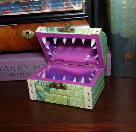 Floral Green Mimic Chest Dice Holder for Dungeons and Dragons Chest Box Ideas, Dungeons And Dragons Trunk Or Treat, Painted Treasure Chest Ideas, Dungeons And Dragons Diy Gift, Dnd Dice Holder Diy, Dice Box Ideas, Dice Holder Diy, Diy Dice Holder, Diy Mimic Chest