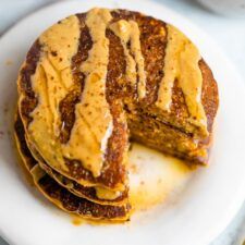 Stack of pumpkin pancakes, drizzled with peanut butter and maple syrup, with a bite taken out of the stack. Healthy Pumpkin Pancakes, Apple Pancake Recipe, Eating Bird Food, Pancake Calories, Healthy Pancake Recipes, Pumpkin Recipes Healthy, Fall Morning, Healthy Breakfasts, Pumpkin Oatmeal