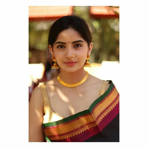 Maharathi Look, Marathi Saare Look, Navari Look Simple, Marathi Saree Look Simple With Nath, Simple Marathi Look, Maharastrian Women In Saree, Maharashtrian Traditional Look, Simple Maharashtrian Look, Maharashtrian Saree Look Simple