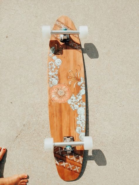 Long Board Designs Paint, Pretty Skateboards, Long Boarding Aesthetic, Skateboard Painting Ideas Aesthetic, Cute Skateboards Designs, Skateboard Aesthetic Design, Longboard Painting Ideas, Preppy Skateboard, Longboarding Aesthetic